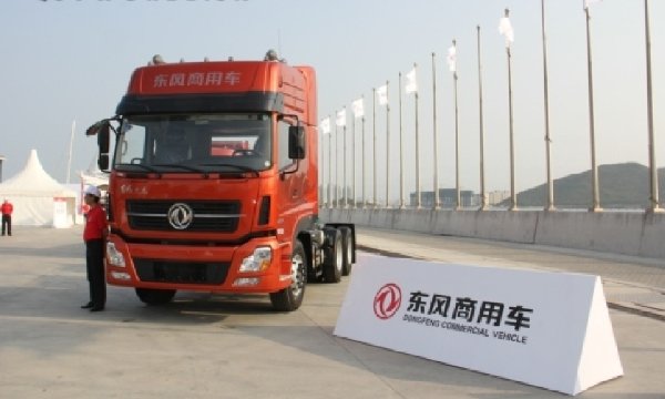 “東風(fēng)號”亮相活動現(xiàn)場展示的東風(fēng)天龍重卡 “東風(fēng)號”亮相活動現(xiàn)場展示的東風(fēng)天龍重卡