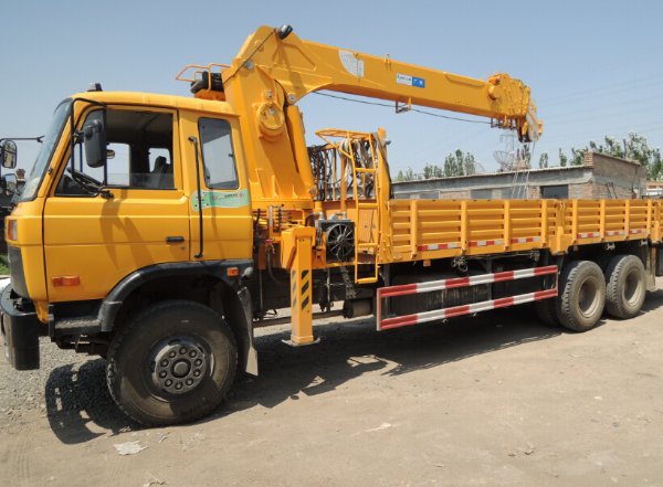 東風(fēng)153后雙橋13噸五節(jié)臂隨車(chē)吊 東風(fēng)153后雙橋13噸五節(jié)臂隨車(chē)吊