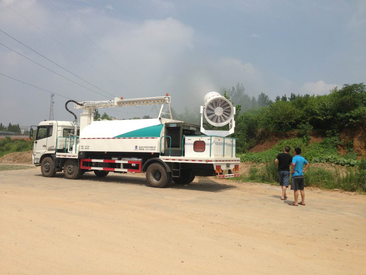 工作人員調(diào)試霧霾治理車400-926-2926 工作人員調(diào)試霧霾治理車400-926-2926