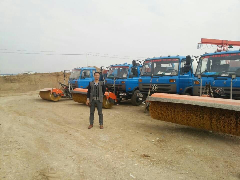 我公司韓經(jīng)理與環(huán)衛(wèi)機(jī)械合影 我公司韓經(jīng)理與環(huán)衛(wèi)機(jī)械合影