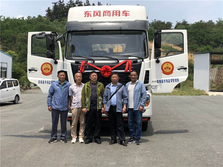 阜南縣市場監(jiān)督管理局領(lǐng)導(dǎo)在檢衡車前合影 阜南縣市場監(jiān)督管理局領(lǐng)導(dǎo)在檢衡車前合影