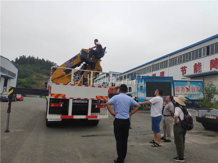 我公司技術(shù)人員實際操作計量檢衡車 我公司技術(shù)人員實際操作計量檢衡車