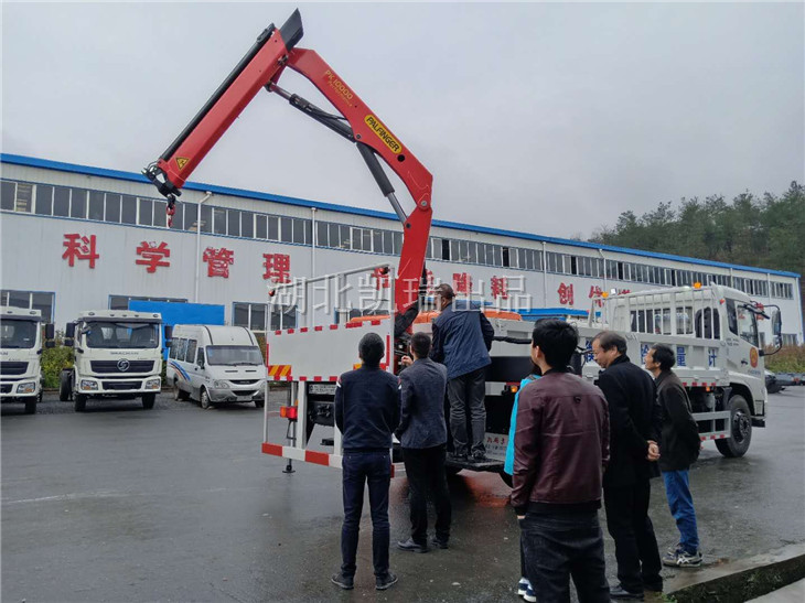 來安計(jì)量所領(lǐng)導(dǎo)親自操作車輛及吊機(jī)運(yùn)轉(zhuǎn) 來安計(jì)量所領(lǐng)導(dǎo)親自操作車輛及吊機(jī)運(yùn)轉(zhuǎn)