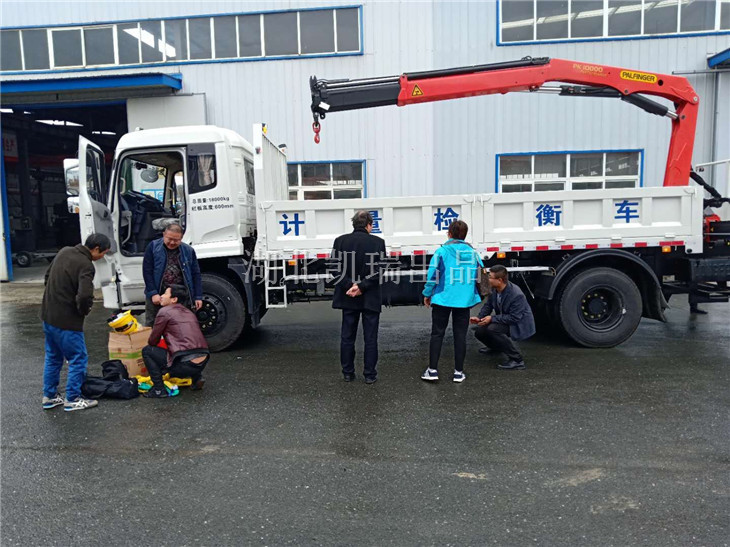 清點(diǎn)隨車配送的配件及吊裝帶等物料 清點(diǎn)隨車配送的配件及吊裝帶等物料