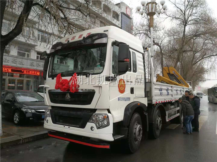 梅河口市產(chǎn)品質(zhì)量計量檢測所領(lǐng)導(dǎo)查看計量檢衡車車況 梅河口市產(chǎn)品質(zhì)量計量檢測所領(lǐng)導(dǎo)查看計量檢衡車車況