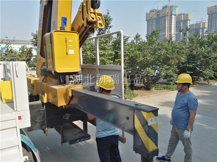 許昌市質(zhì)量監(jiān)督檢驗(yàn)測(cè)試中心工作人員操作檢衡車 許昌市質(zhì)量監(jiān)督檢驗(yàn)測(cè)試中心工作人員操作檢衡車