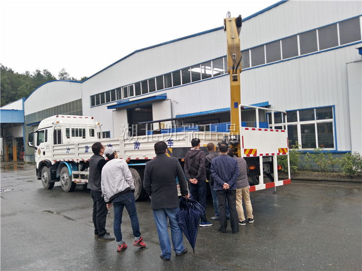 計量所領(lǐng)導(dǎo)親自操作檢衡車吊臂 計量所領(lǐng)導(dǎo)親自操作檢衡車吊臂