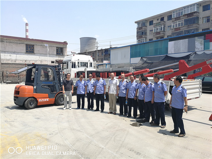 驗(yàn)收完畢后局領(lǐng)導(dǎo)一行車前合影 驗(yàn)收完畢后局領(lǐng)導(dǎo)一行車前合影