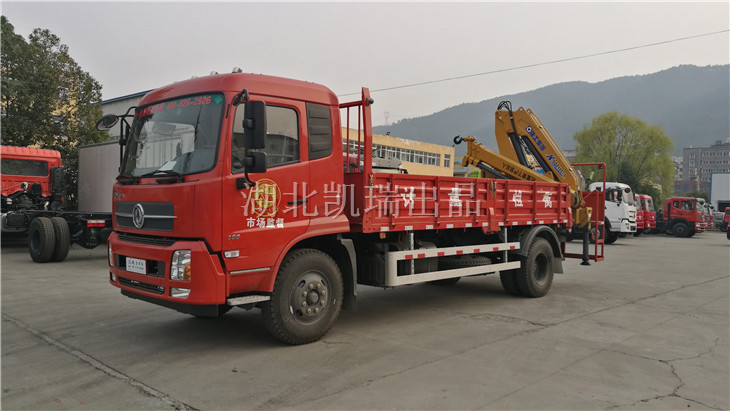 等待發(fā)運(yùn)的天錦兩軸檢衡車 等待發(fā)運(yùn)的天錦兩軸檢衡車