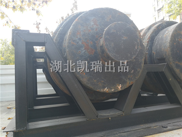 單個(gè)圓形砝碼落于砝碼架內(nèi)細(xì)節(jié) 單個(gè)圓形砝碼落于砝碼架內(nèi)細(xì)節(jié)