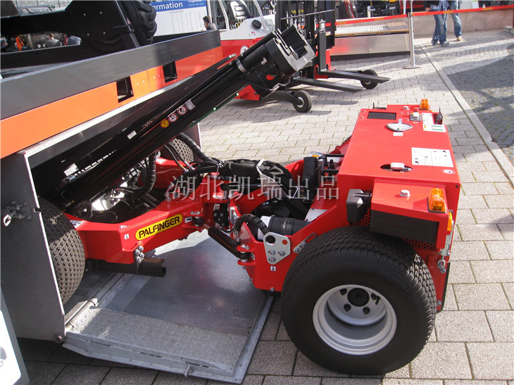 遙控叉車進(jìn)入裝載廂內(nèi) 遙控叉車進(jìn)入裝載廂內(nèi)