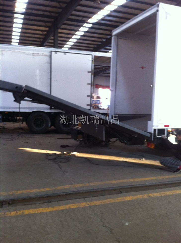 廂式檢衡車尾板打開(kāi)圖 廂式檢衡車尾板打開(kāi)圖