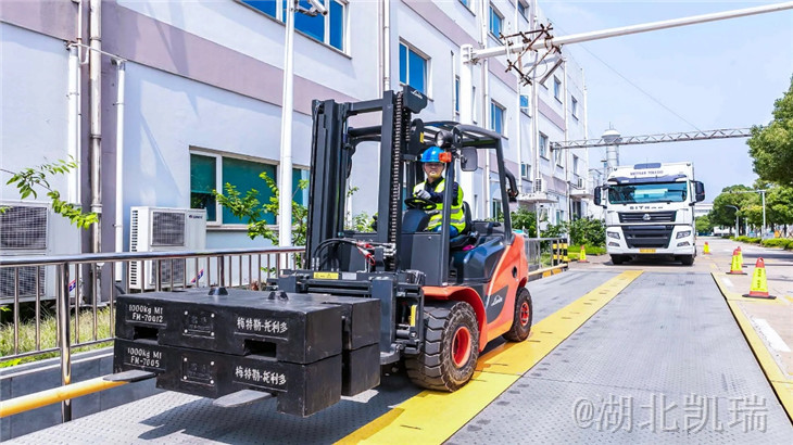 叉車叉運(yùn)砝碼檢測(cè)角差 叉車叉運(yùn)砝碼檢測(cè)角差