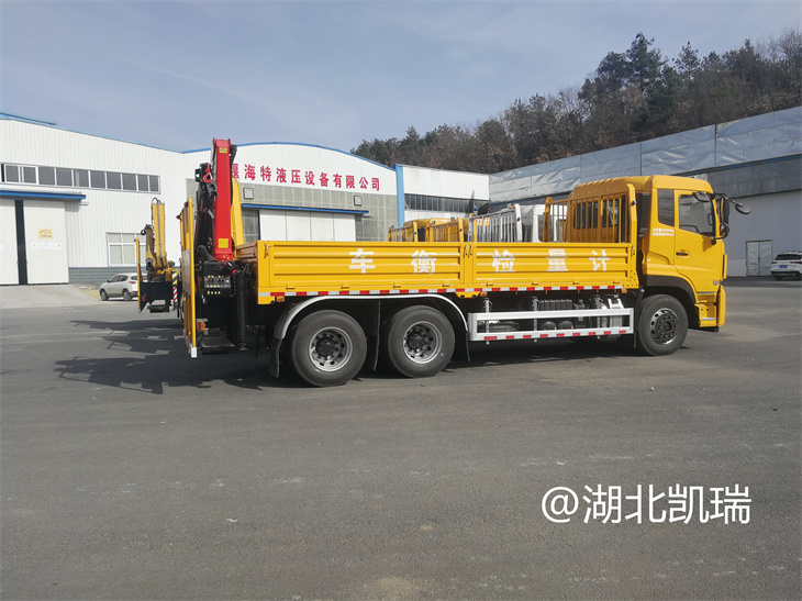 四臺“東風(fēng)系列”計量檢衡車列裝發(fā)運(右) 四臺“東風(fēng)系列”計量檢衡車列裝發(fā)運(右)